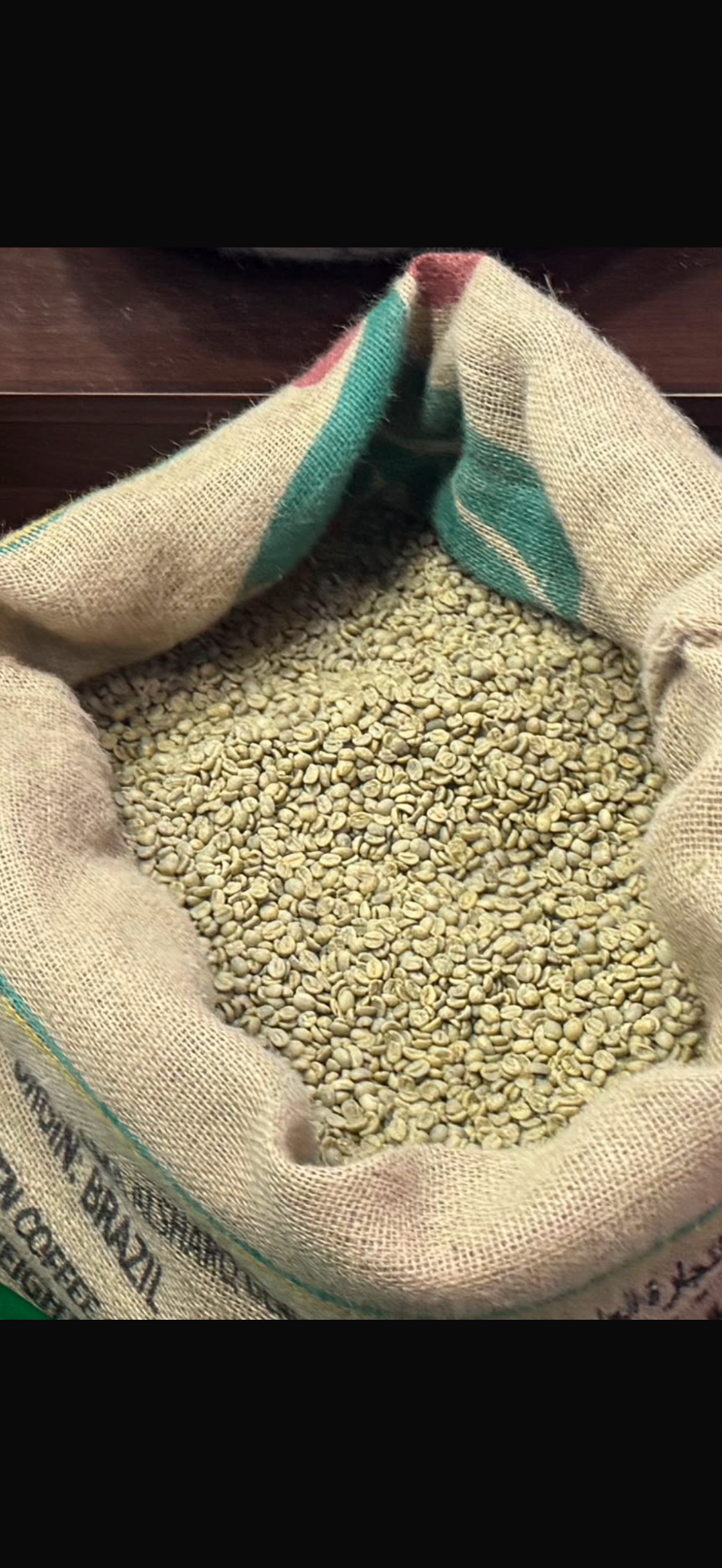 Jutezak gevuld met verse groene koffiebonen